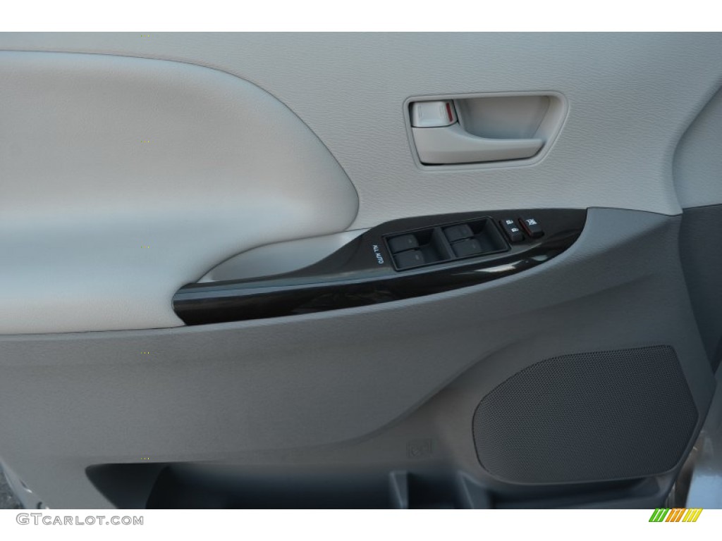 2014 Sienna LE - Silver Sky Metallic / Light Gray photo #4