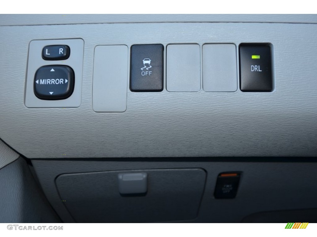 2014 Sienna LE - Silver Sky Metallic / Light Gray photo #24