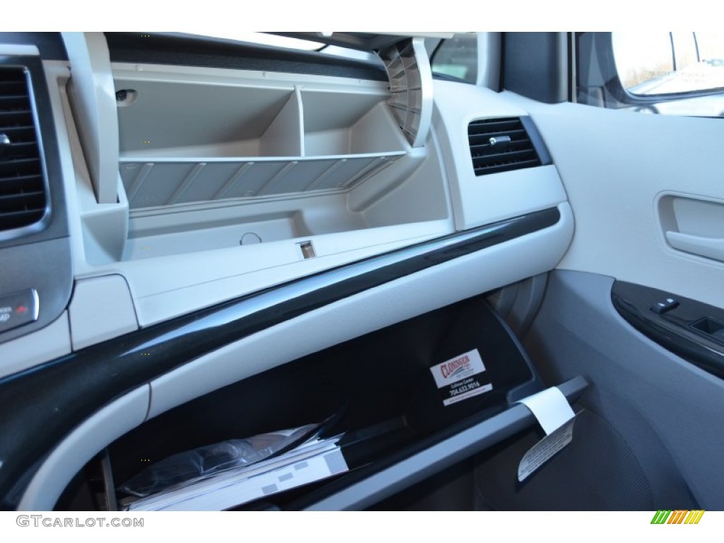 2014 Sienna LE - Silver Sky Metallic / Light Gray photo #25