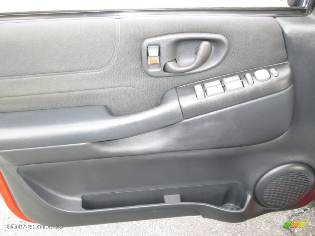 2004 S10 LS Crew Cab 4x4 - Victory Red / Graphite photo #24