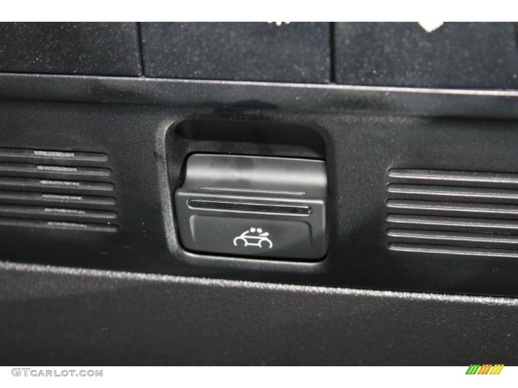 2013 Volkswagen Beetle 2.5L Convertible Controls Photo #89930100