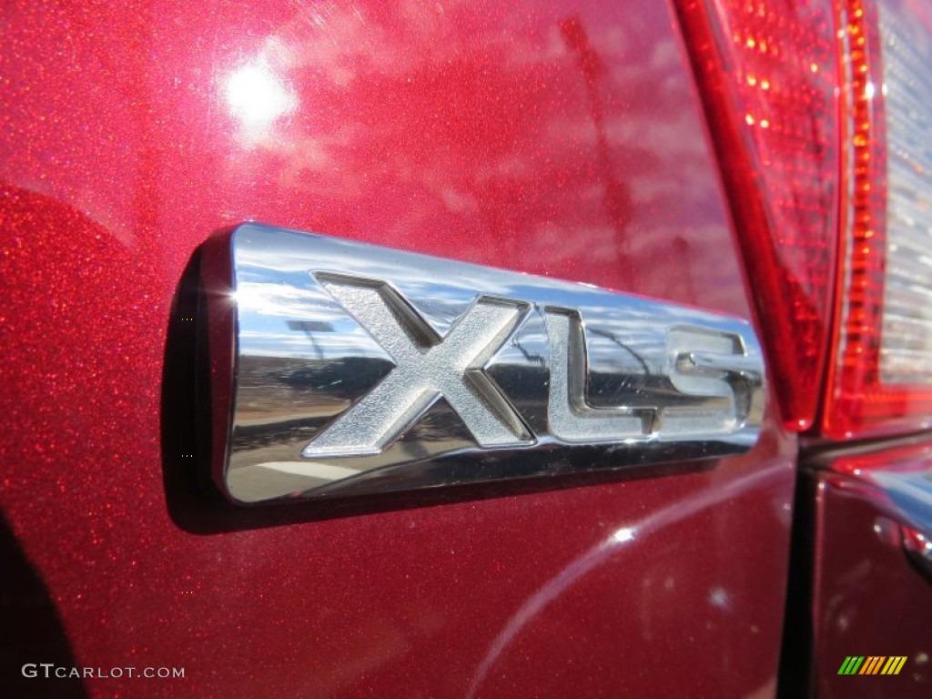 2004 Mitsubishi Endeavor XLS Marks and Logos Photos
