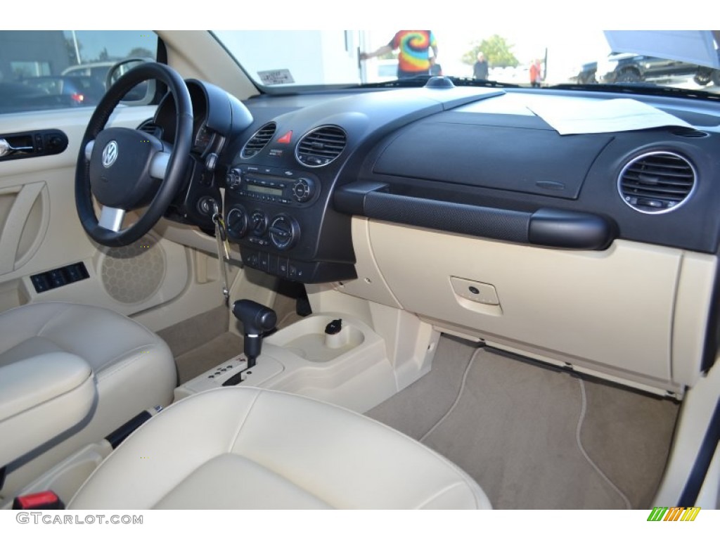 2009 Volkswagen New Beetle 2.5 Convertible Dashboard Photos