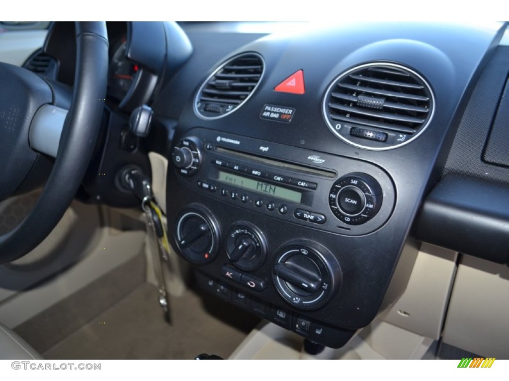 2009 Volkswagen New Beetle 2.5 Convertible Controls Photo #89945277