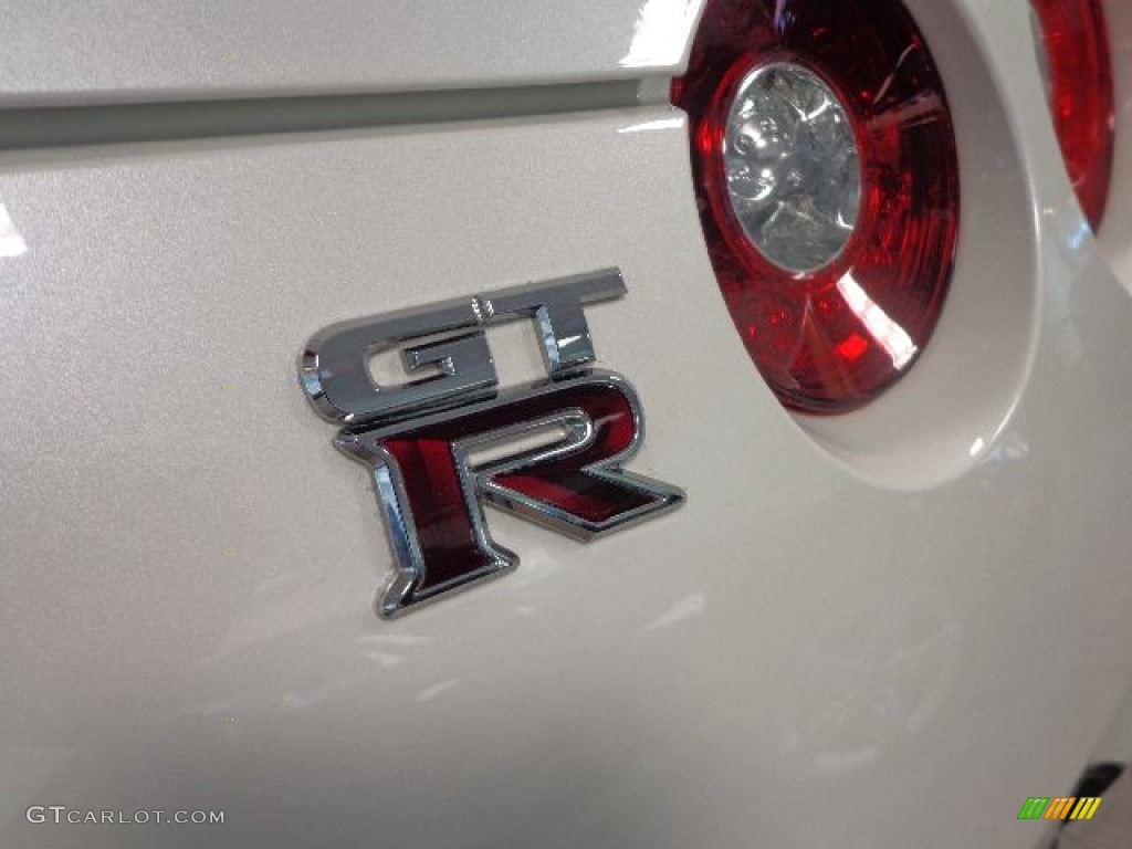 2014 Nissan GT-R Premium Marks and Logos Photo #89972514