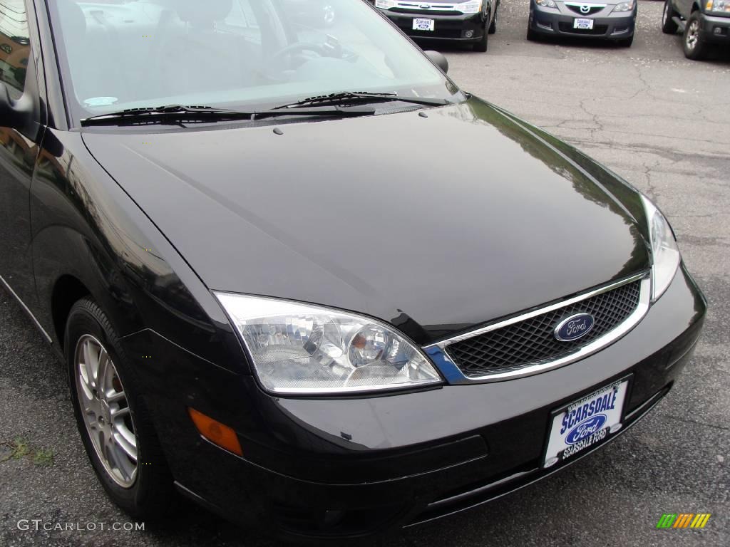 2005 Focus ZX4 SE Sedan - Pitch Black / Dark Pebble/Light Pebble photo #3