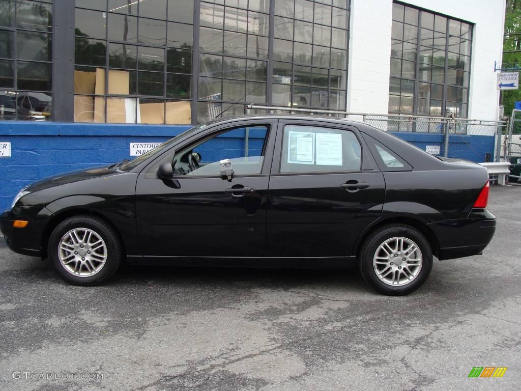2005 Focus ZX4 SE Sedan - Pitch Black / Dark Pebble/Light Pebble photo #10