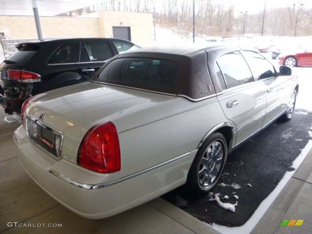 2007 Town Car Designer - Cashmere Tri-Coat / Light Camel photo #3