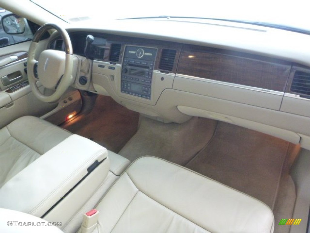 2007 Town Car Designer - Cashmere Tri-Coat / Light Camel photo #8