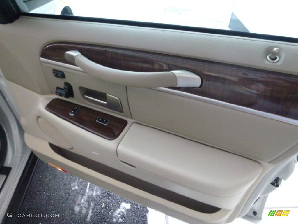 2007 Town Car Designer - Cashmere Tri-Coat / Light Camel photo #9