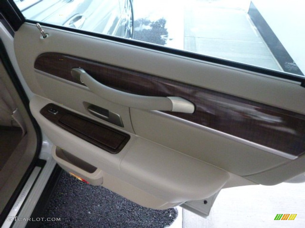 2007 Town Car Designer - Cashmere Tri-Coat / Light Camel photo #11