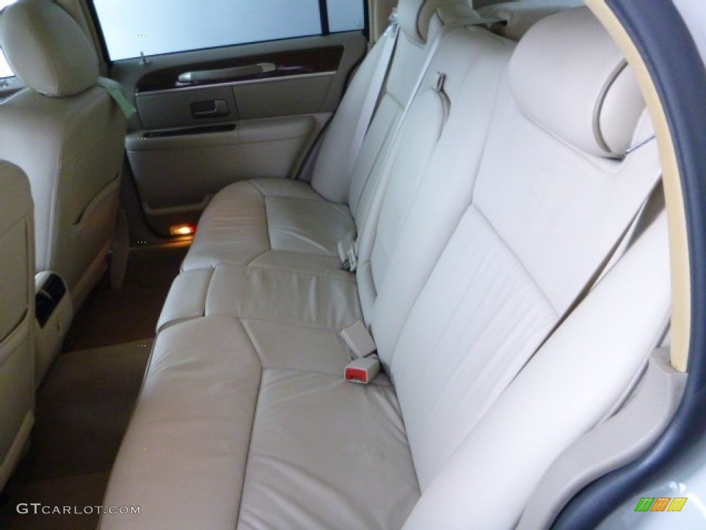 2007 Town Car Designer - Cashmere Tri-Coat / Light Camel photo #16