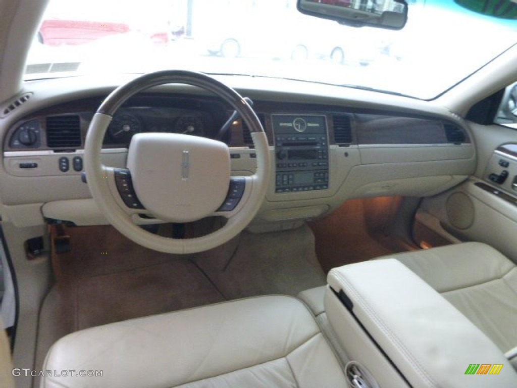 2007 Town Car Designer - Cashmere Tri-Coat / Light Camel photo #17