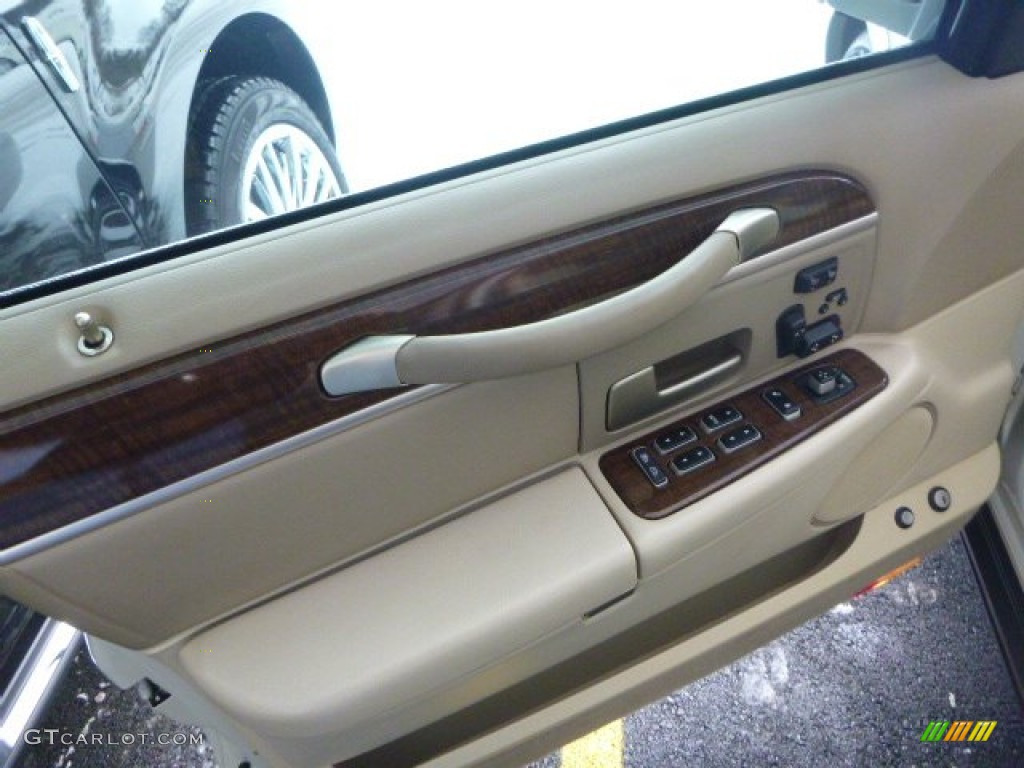 2007 Town Car Designer - Cashmere Tri-Coat / Light Camel photo #19