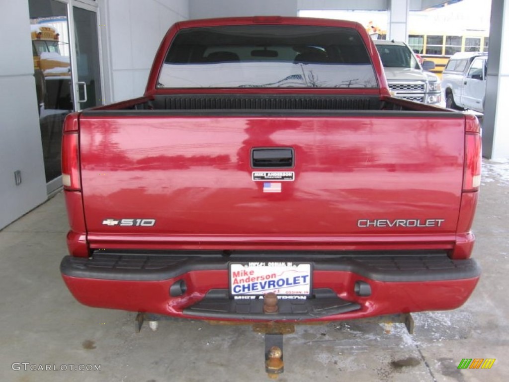 2003 S10 LS Crew Cab 4x4 - Dark Cherry Red Metallic / Graphite photo #18