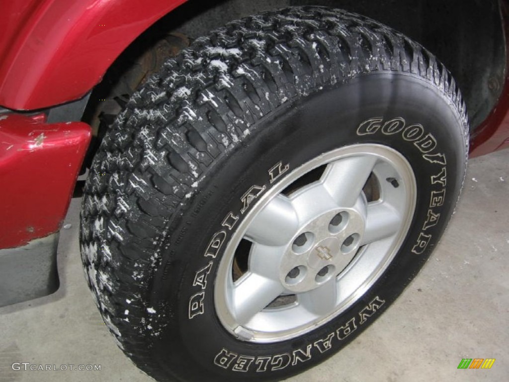 2003 S10 LS Crew Cab 4x4 - Dark Cherry Red Metallic / Graphite photo #20