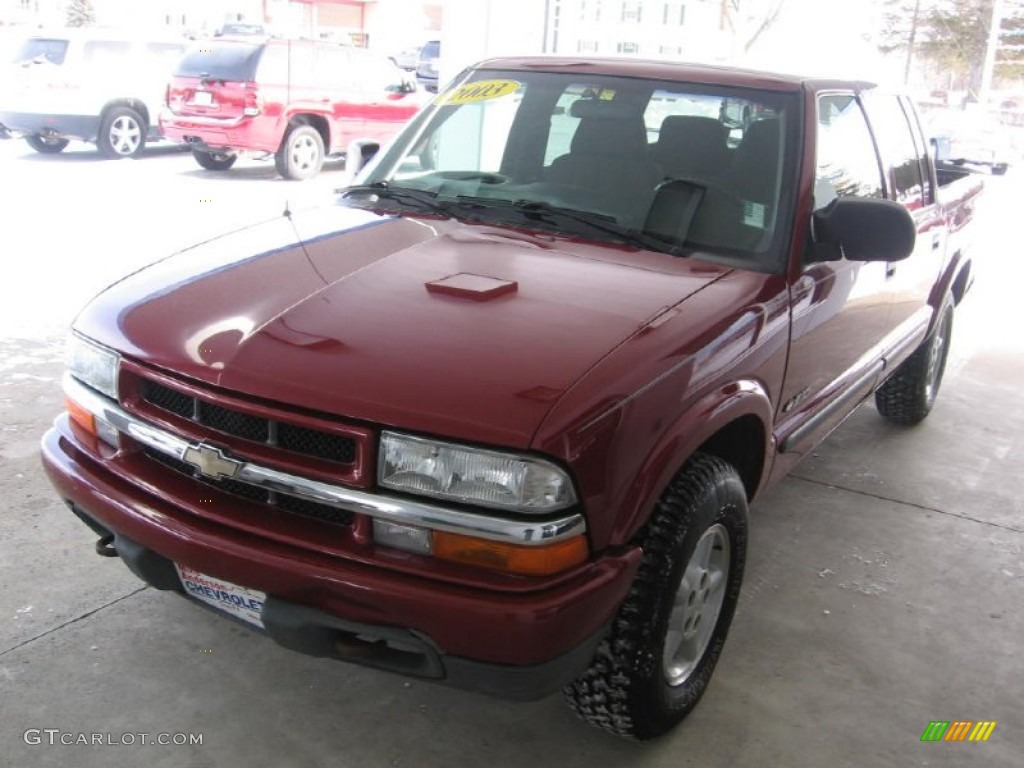 2003 S10 LS Crew Cab 4x4 - Dark Cherry Red Metallic / Graphite photo #23