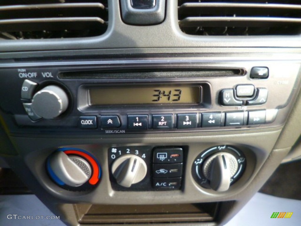 2001 Sentra GXE - Radium Silver / Stone photo #19