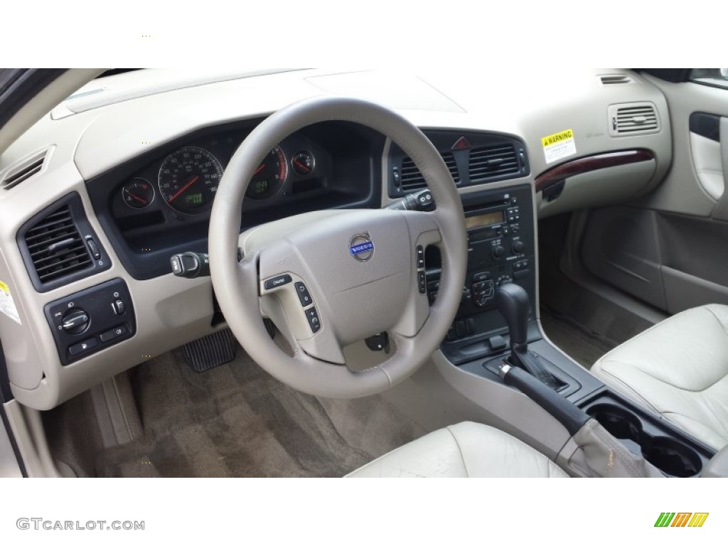 Taupe Interior 2004 Volvo V70 2.4 Photo #90044212