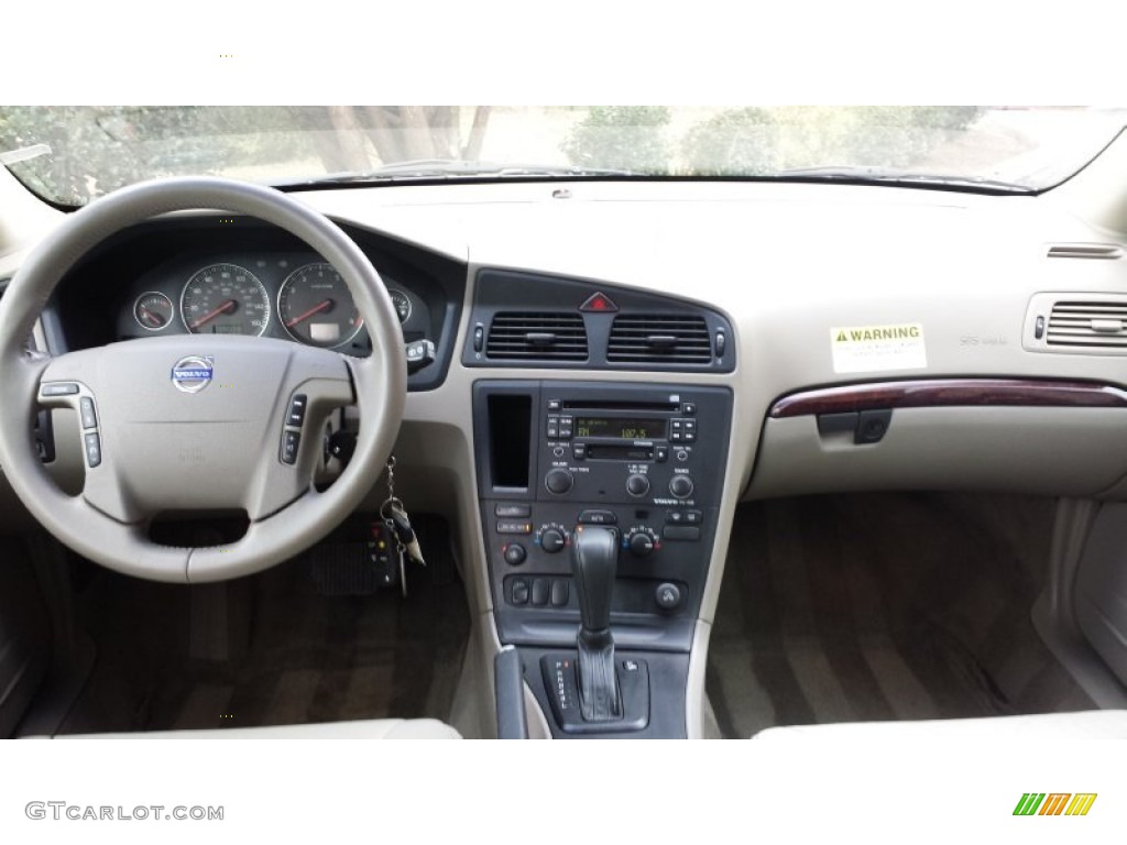 2004 Volvo V70 2.4 Dashboard Photos