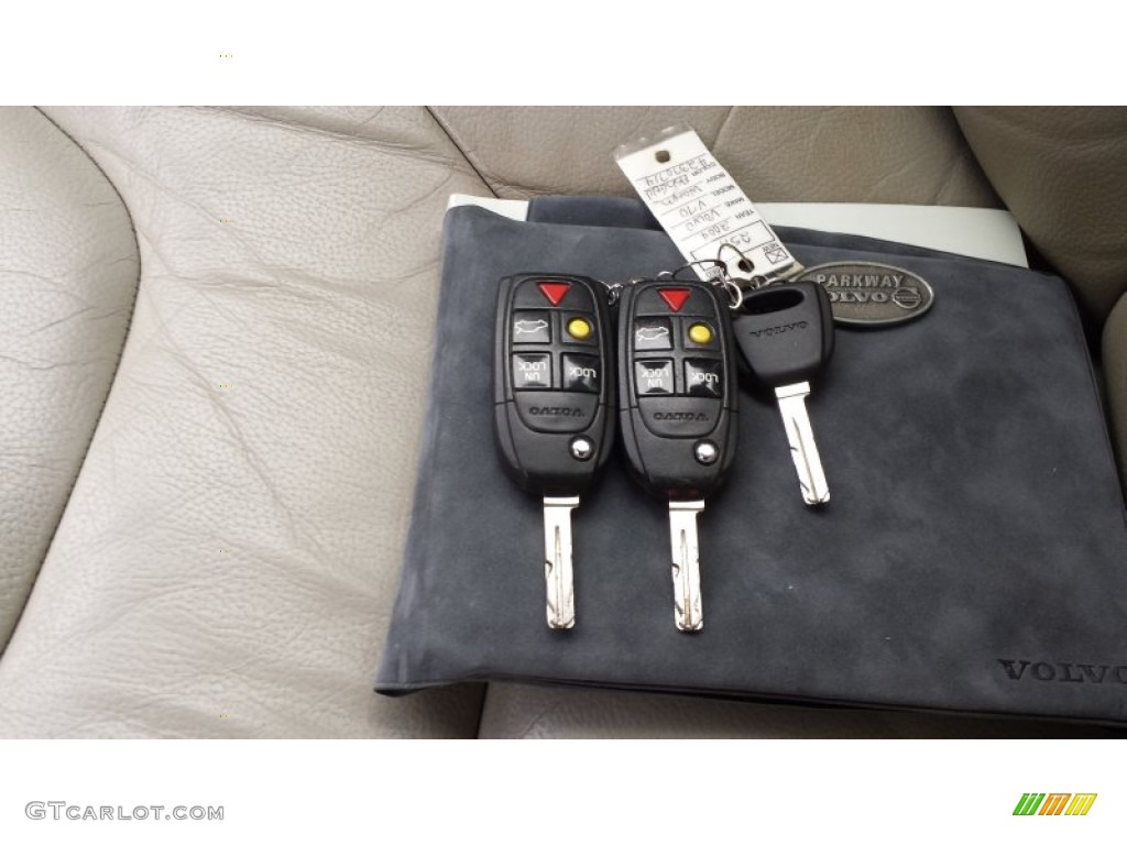 2004 Volvo V70 2.4 Keys Photo #90044352