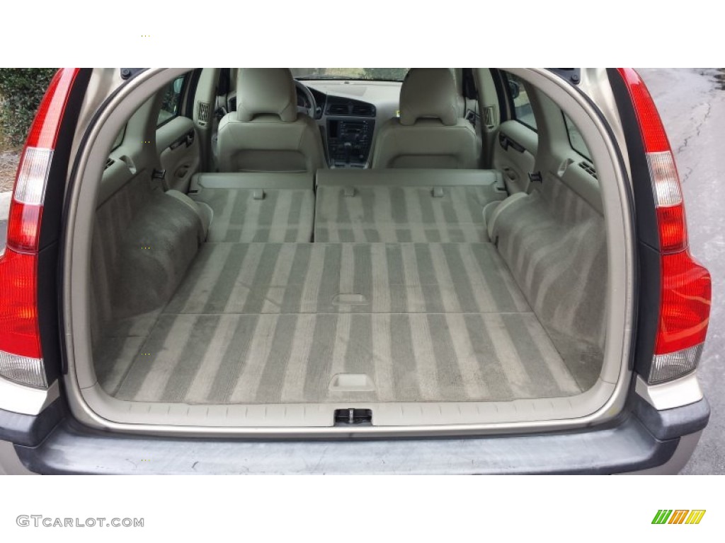 2004 Volvo V70 2.4 Trunk Photo #90044533