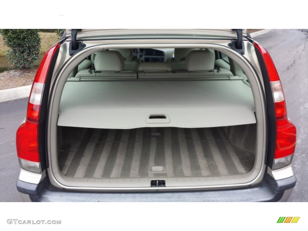 2004 Volvo V70 2.4 Trunk Photo #90044551