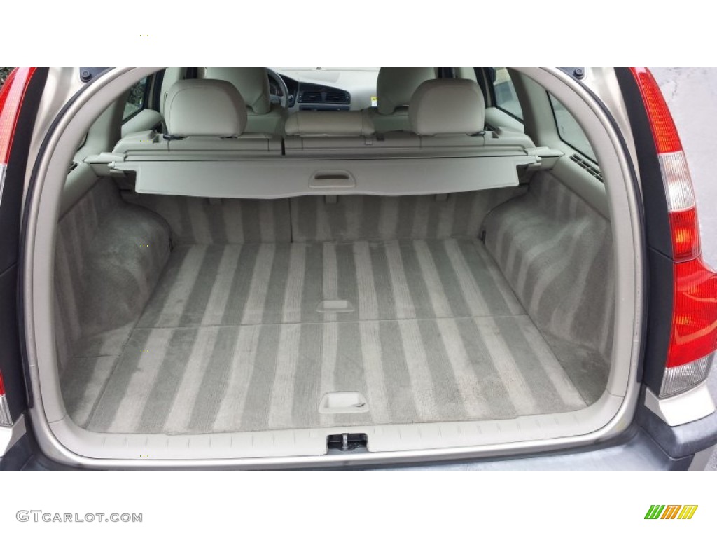 2004 Volvo V70 2.4 Trunk Photos