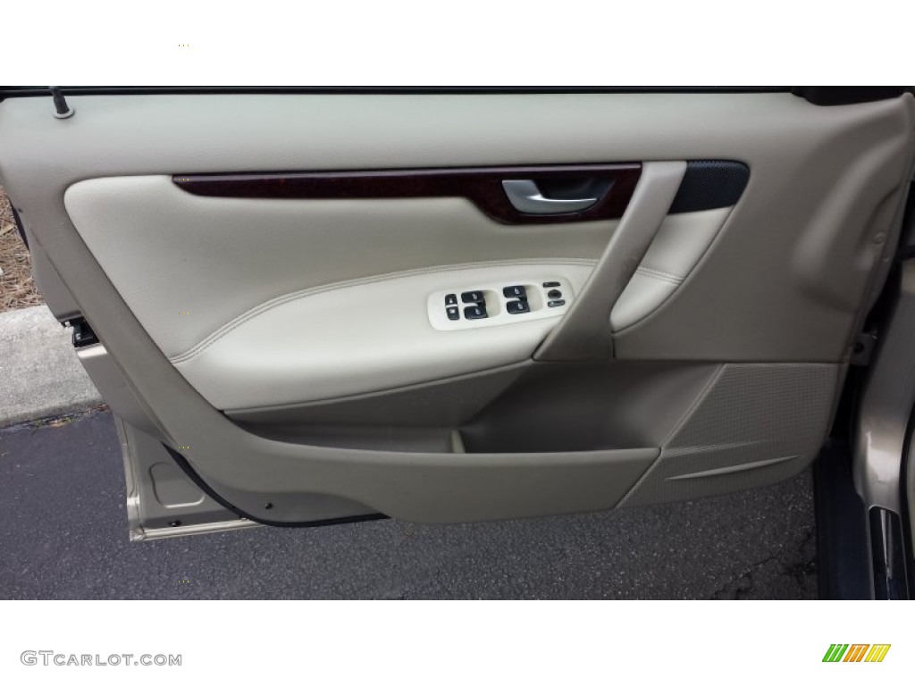 2004 Volvo V70 2.4 Door Panel Photos