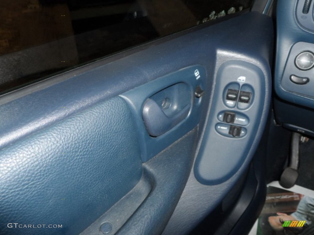 2002 Chrysler Town & Country LX Controls Photo #90056470