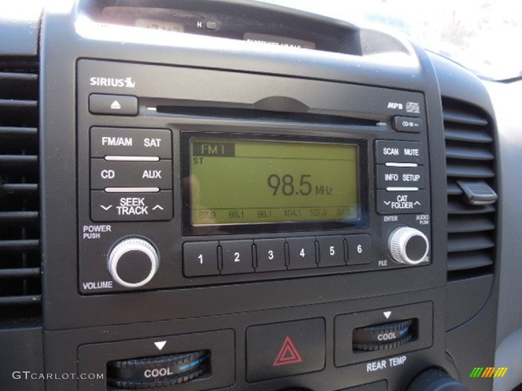 2010 Kia Sedona LX Audio System Photo #90059746