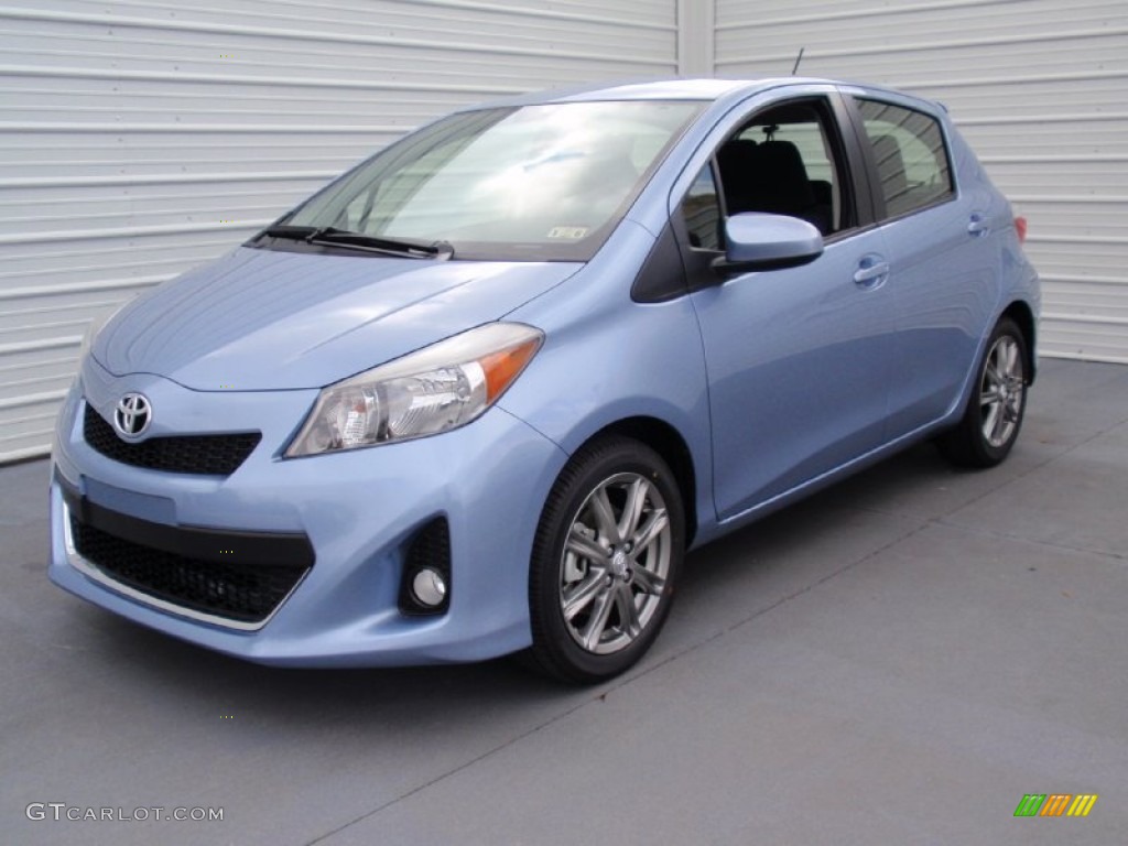 2014 Toyota Yaris SE 5 Door Exterior Photos