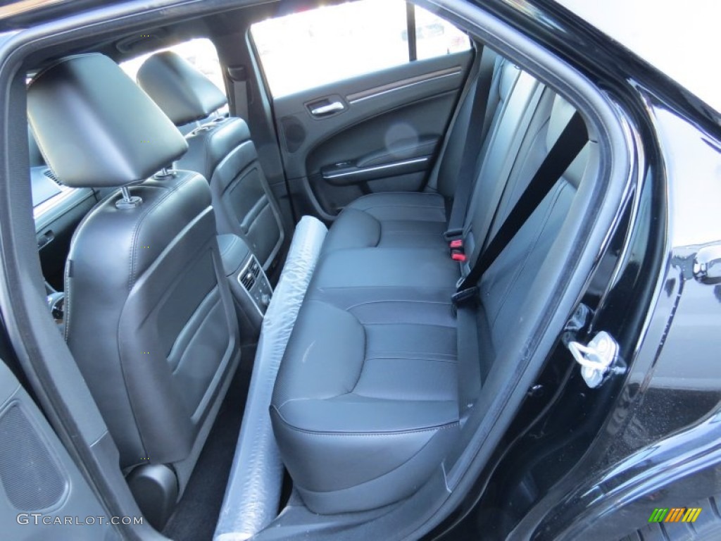 2014 Chrysler 300 John Varvatos Luxury Edition Rear Seat Photo #90077382