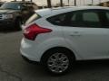 Oxford White - Focus SE 5-Door Photo No. 8