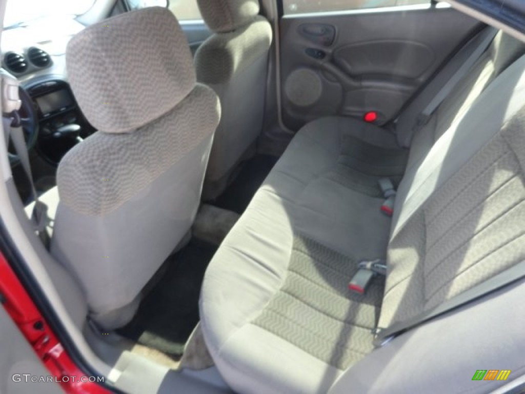 2004 Grand Am SE Sedan - Victory Red / Dark Taupe photo #5