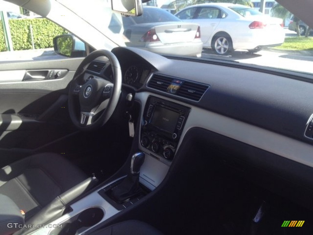 2013 Passat 2.5L SE - Glacier Blue Metallic / Titan Black photo #12