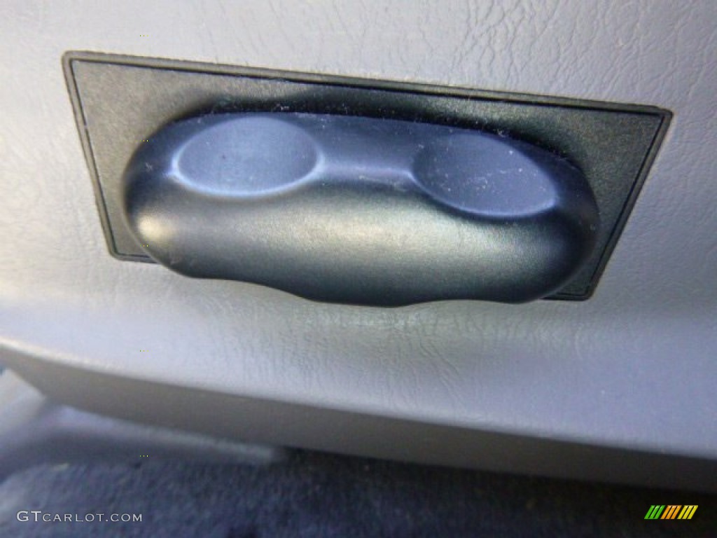 2004 Taurus SE Sedan - True Blue Metallic / Dark Charcoal photo #11