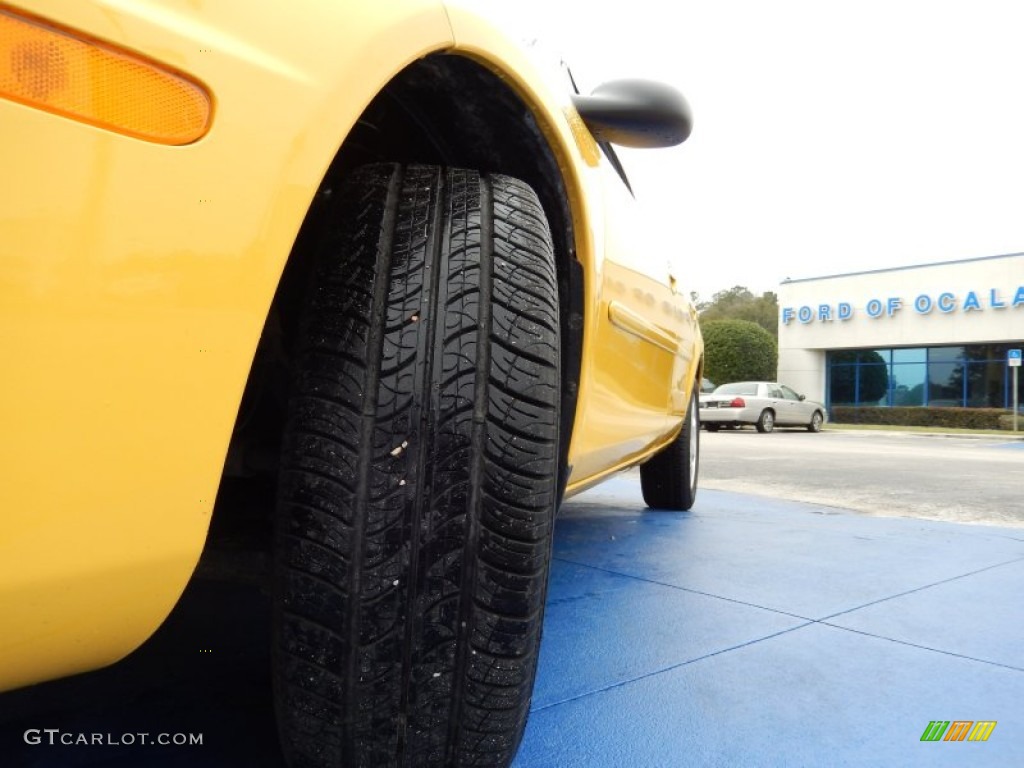 2004 Neon SXT - Solar Yellow / Dark Slate Gray photo #11