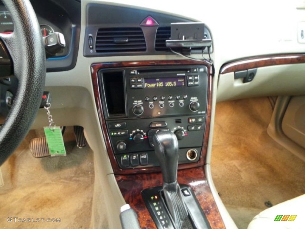 2005 S60 2.4 - Lunar Gold Metallic / Taupe/Light Taupe photo #24