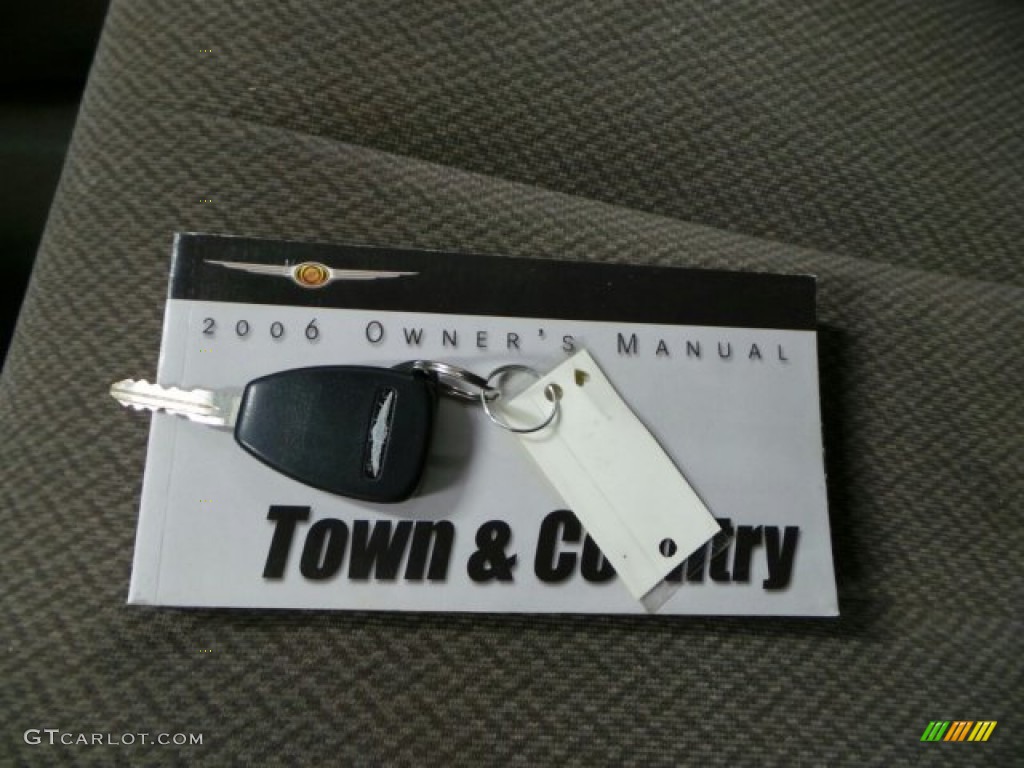 2006 Town & Country  - Magnesium Pearl / Dark Khaki/Light Graystone photo #16
