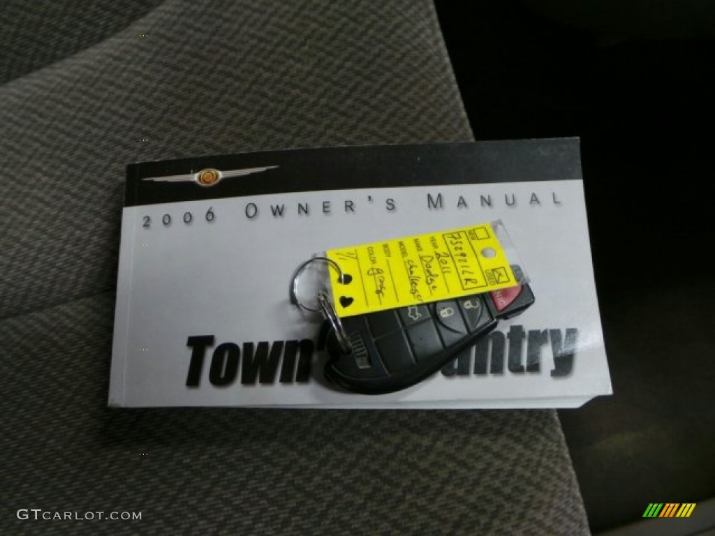 2006 Town & Country  - Magnesium Pearl / Dark Khaki/Light Graystone photo #17