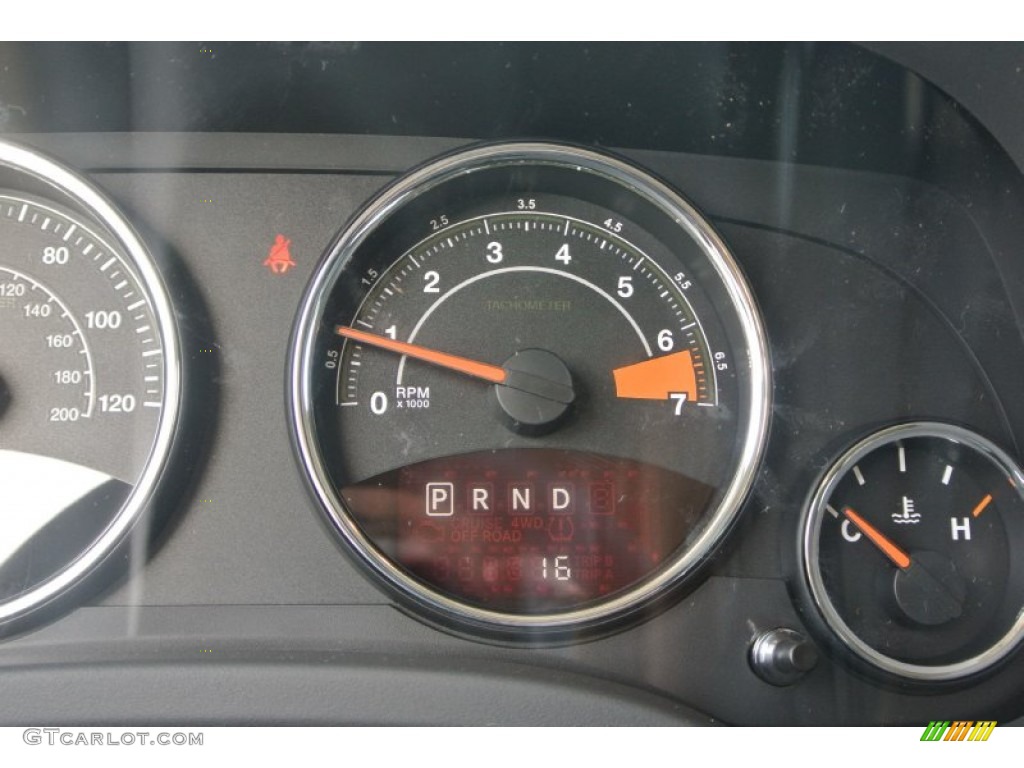 2014 Compass Latitude - Bright White / Dark Slate Gray photo #13