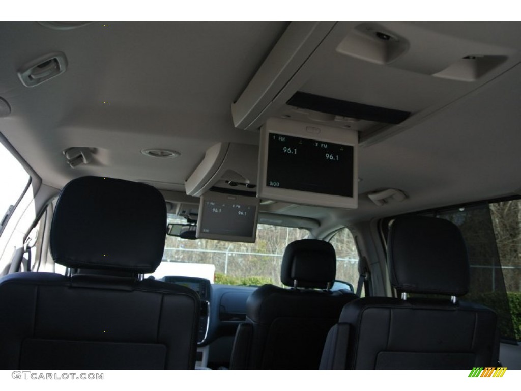 2014 Chrysler Town & Country Limited Entertainment System Photos