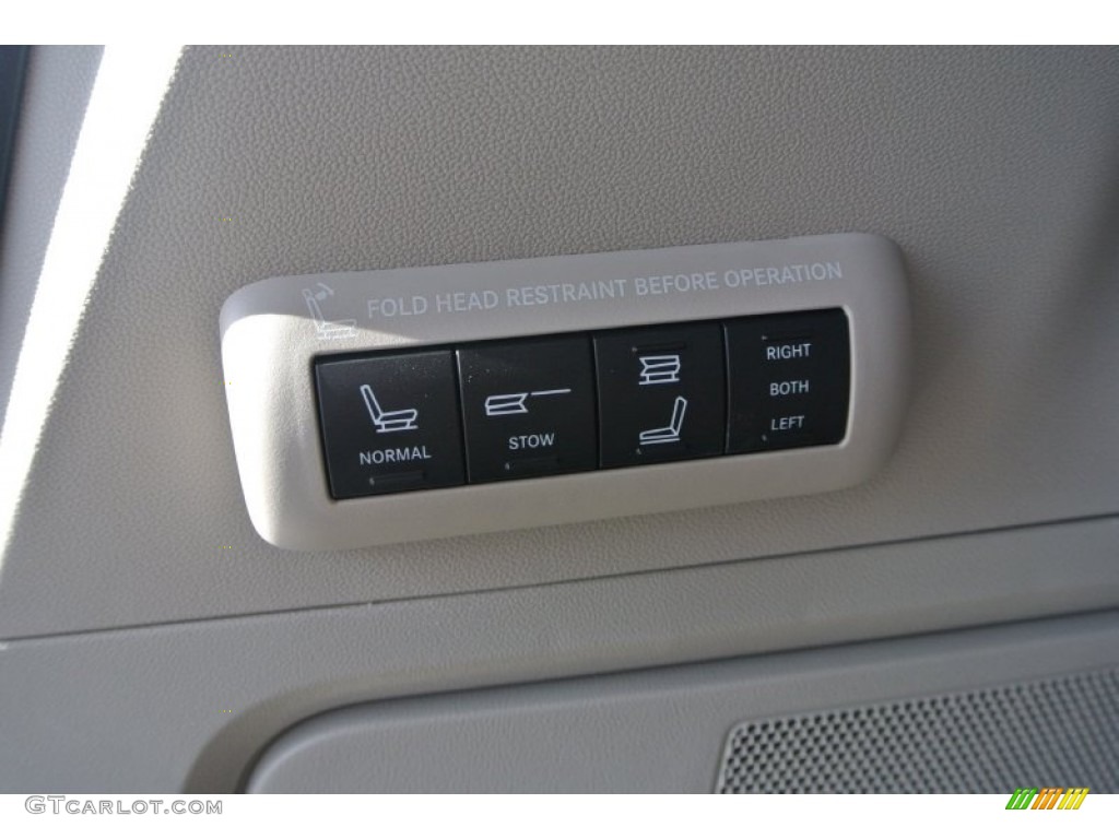 2014 Chrysler Town & Country Limited Controls Photo #90235463