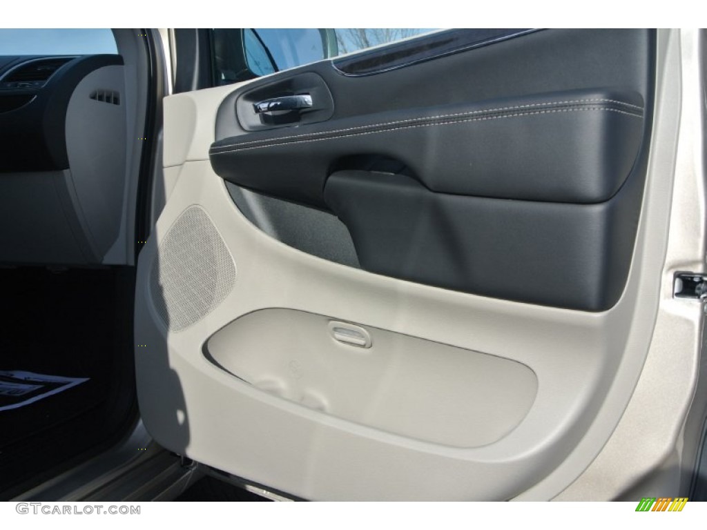 2014 Chrysler Town & Country Limited Door Panel Photos