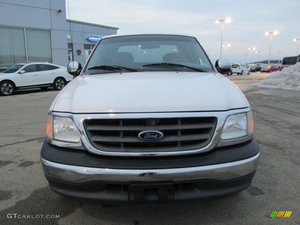 2002 F150 XLT SuperCrew - Oxford White / Medium Graphite photo #19