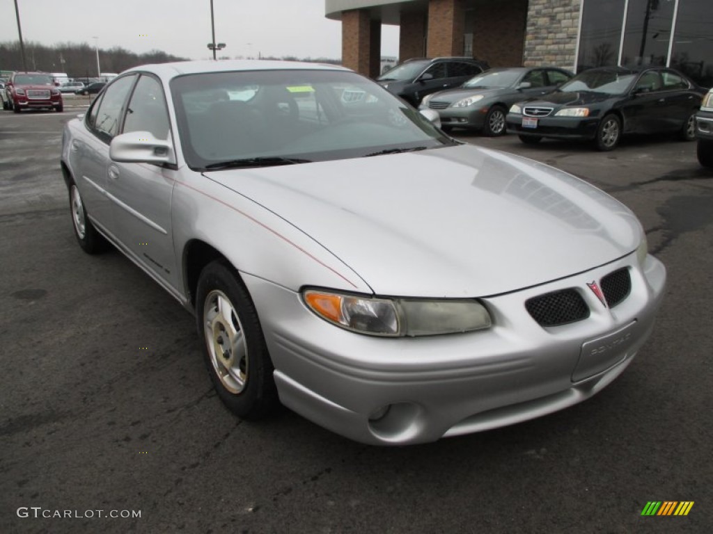 2002 Grand Prix SE Sedan - Galaxy Silver Metallic / Graphite photo #2