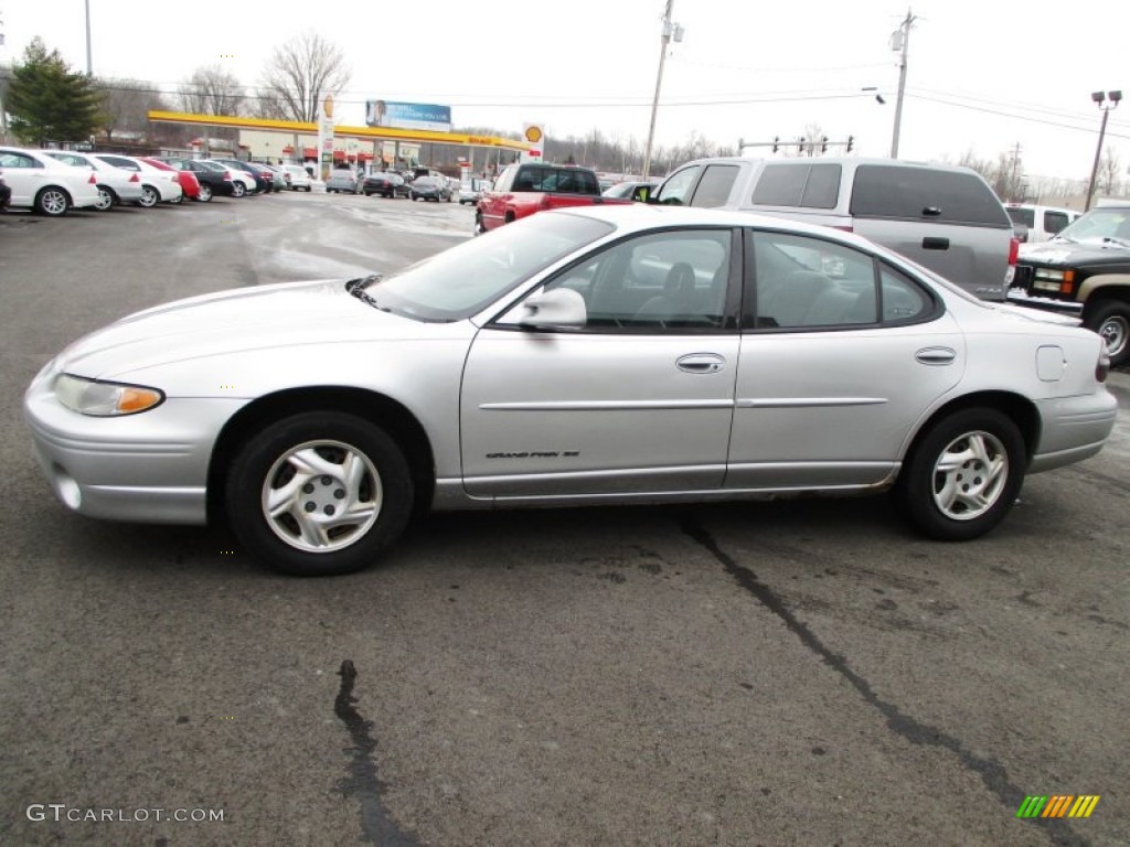 2002 Grand Prix SE Sedan - Galaxy Silver Metallic / Graphite photo #4
