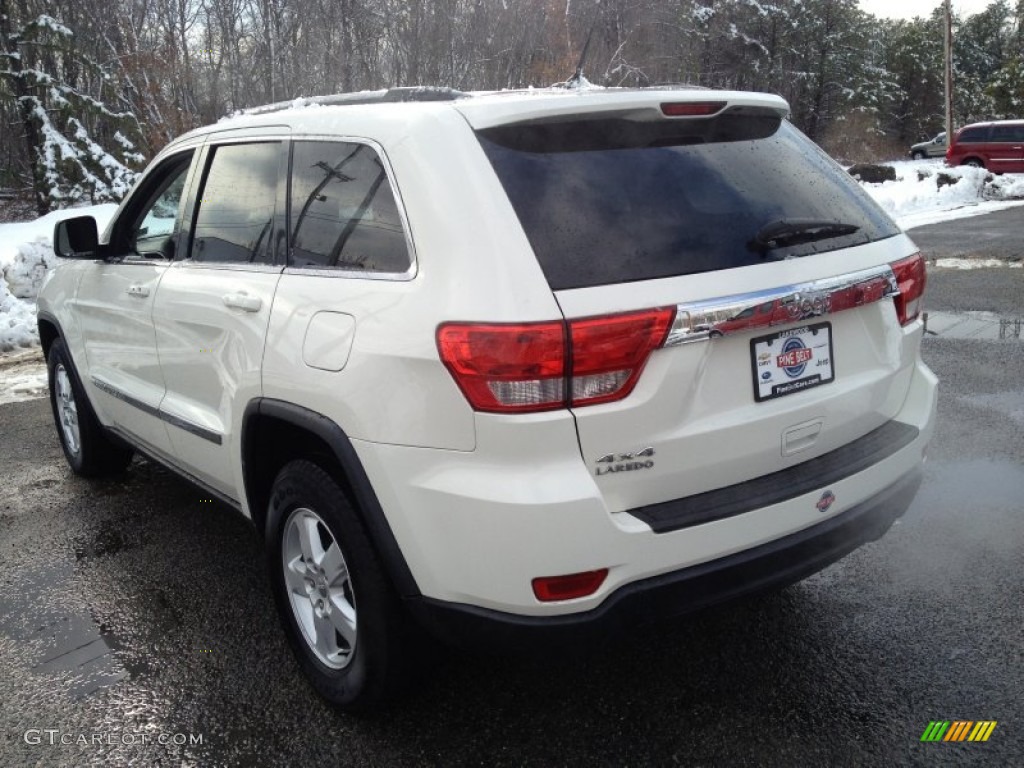 2011 Grand Cherokee Laredo 4x4 - Stone White / Dark Graystone/Medium Graystone photo #17