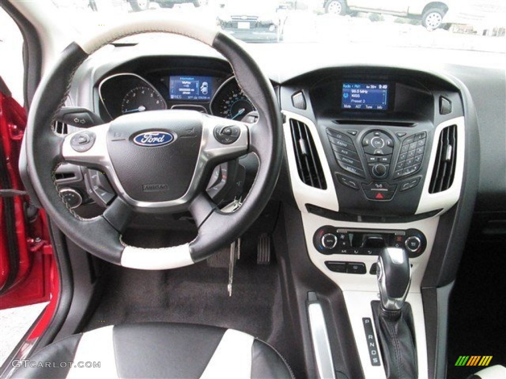 2012 Ford Focus SEL 5-Door Dashboard Photos